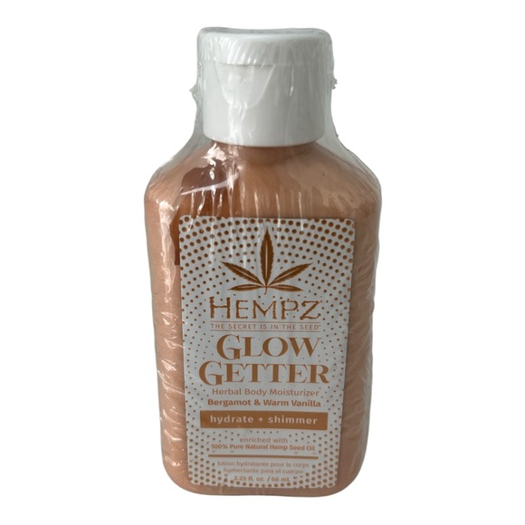 Hempz Glow Getter Herbal Body Moisturizer Shimmer Bergamot Warm Vanilla 2.25 oz - Picture 2 of 4
